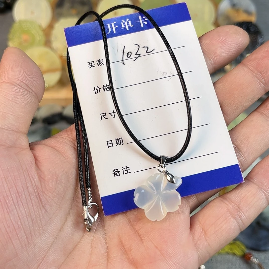 天***业蛇纹石玉未镶嵌颈饰