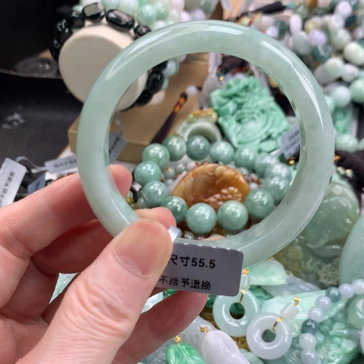 翡翠手镯未镶嵌吊坠