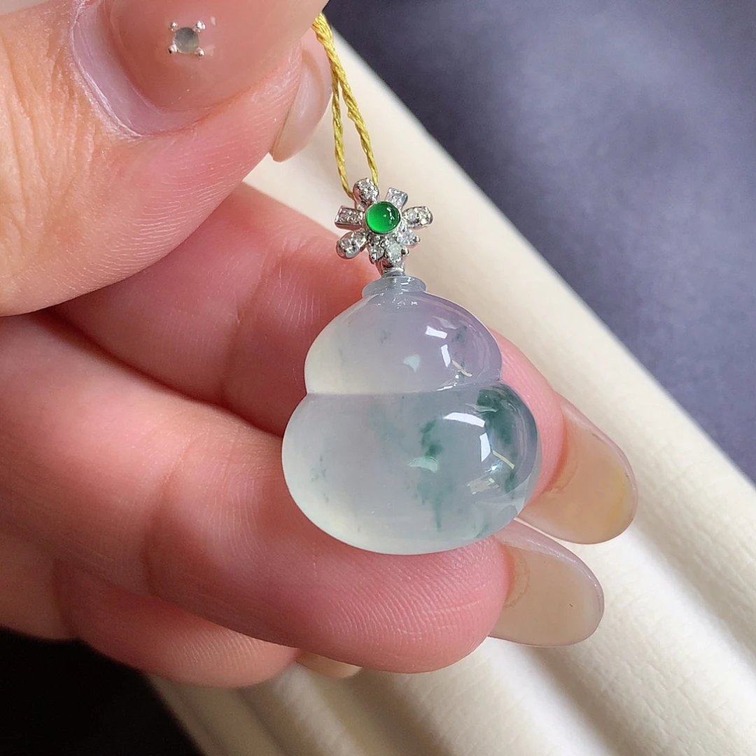 翡翠18K金镶嵌颈饰葫芦