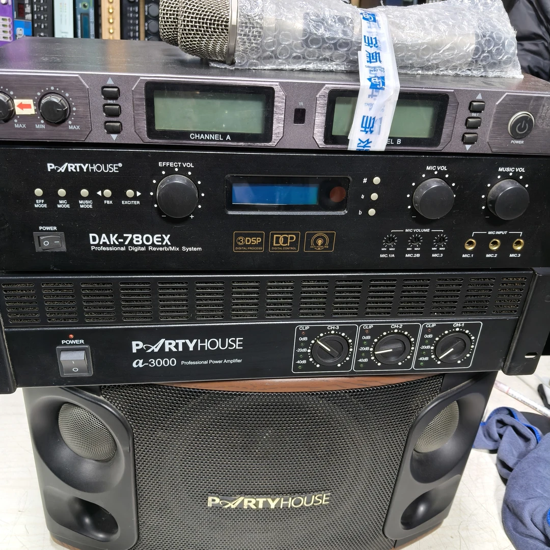 不包邮，正常使用无线话筒效果器功放10寸音箱一对