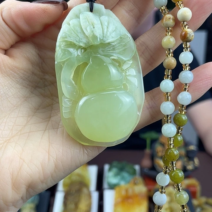 蛇纹石玉未镶嵌颈饰