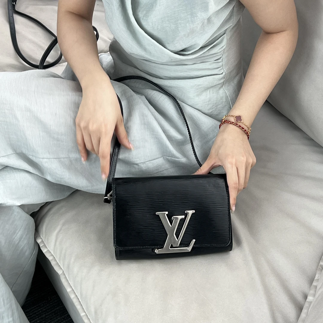 95新 LouisVuitton/路易威登 lv水波纹黑银斜挎单肩包/14136846