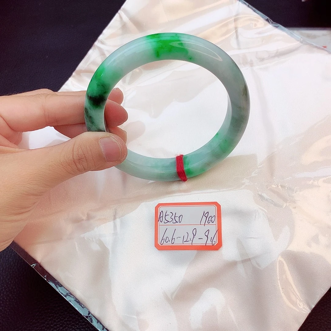 翡翠手镯未镶嵌翡翠