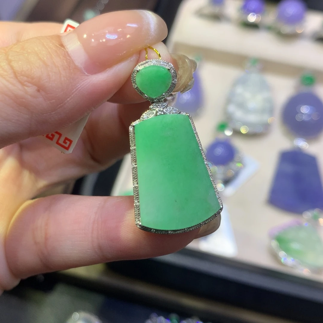 翡翠18K金镶嵌颈饰