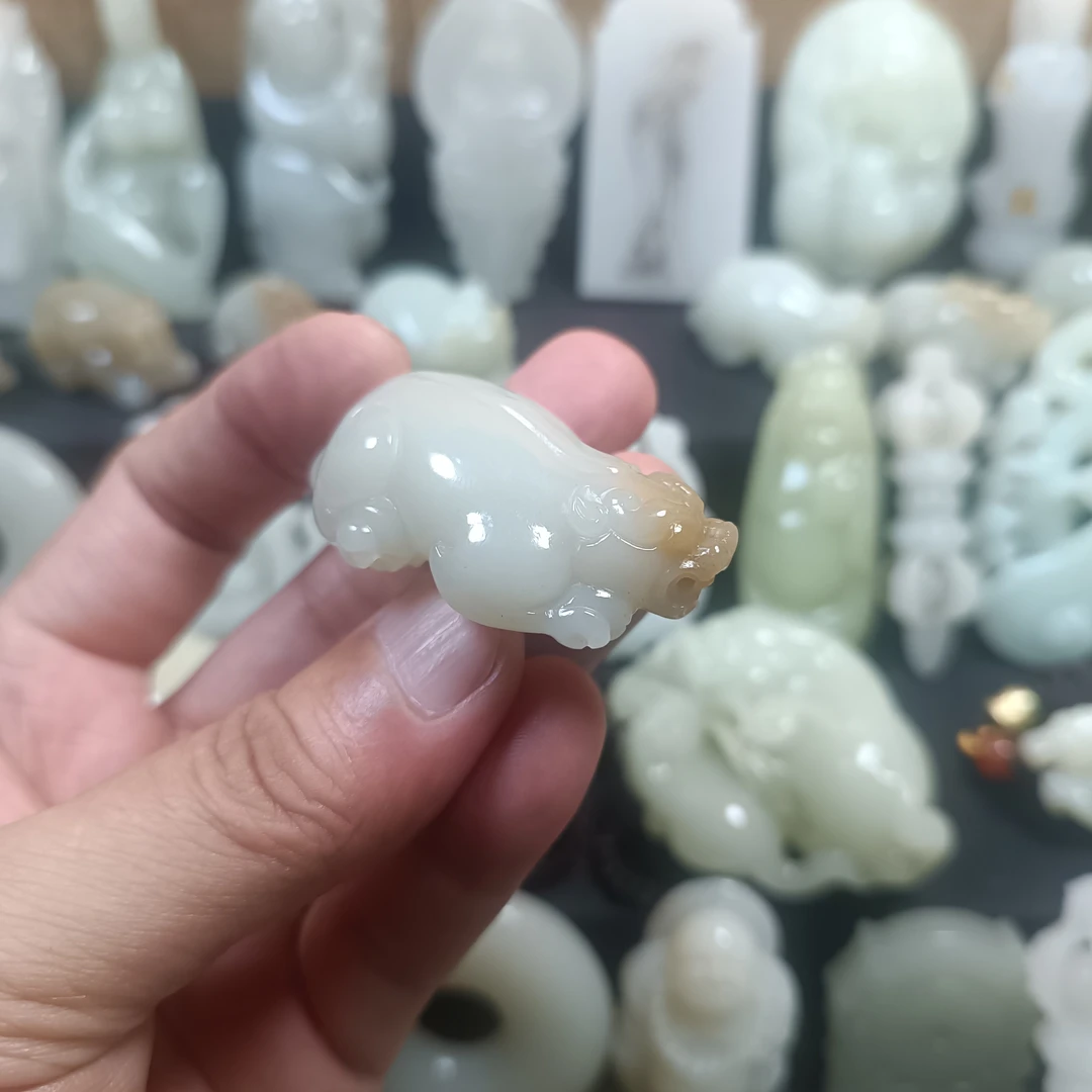 精品和田玉挂件。貔貅