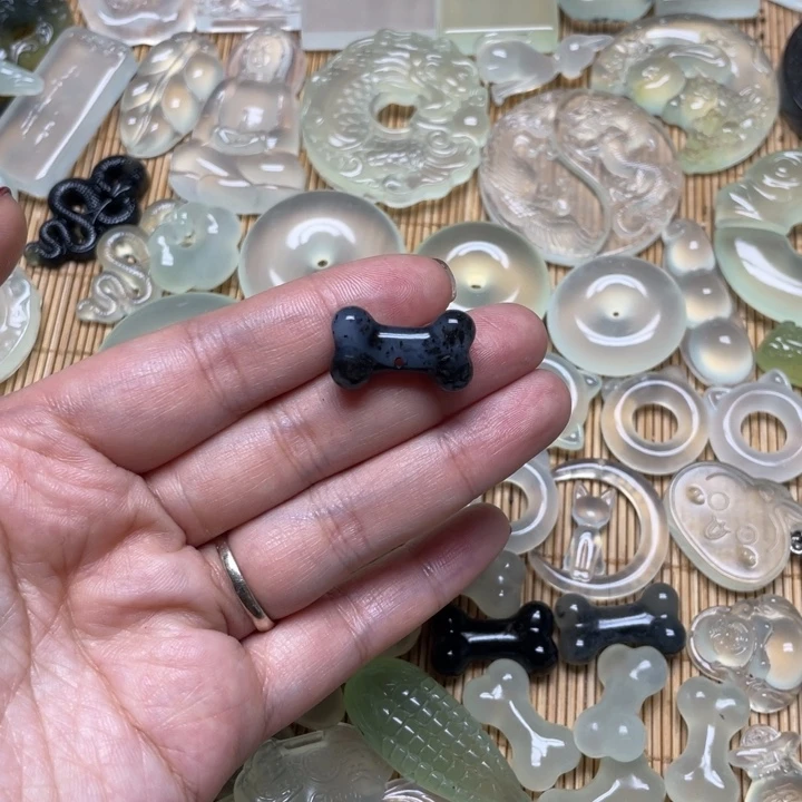 蛇纹石玉颈饰未镶嵌気