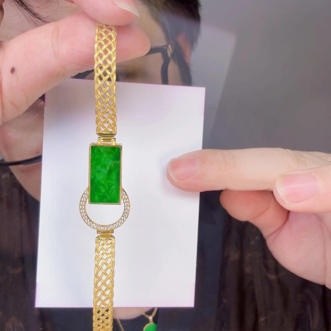 翡翠未镶嵌颈饰一件