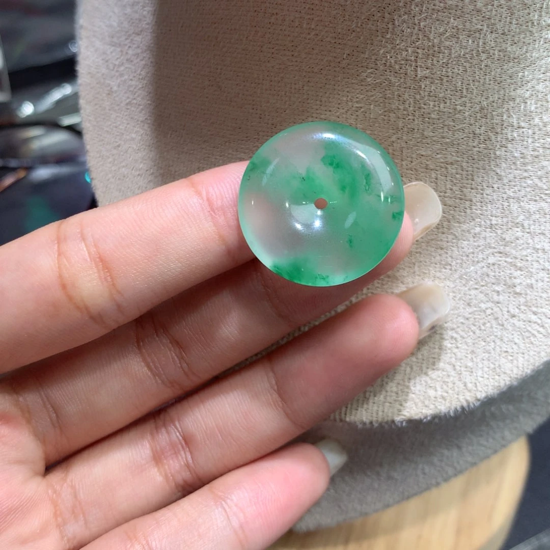 颈饰未镶嵌石英质玉（非洲翠）