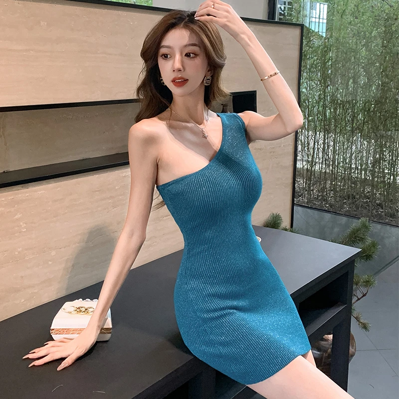 星屿孔雀绿斜肩亮丝针织裙纯欲高级感修身显瘦气质包臀连衣裙女夏