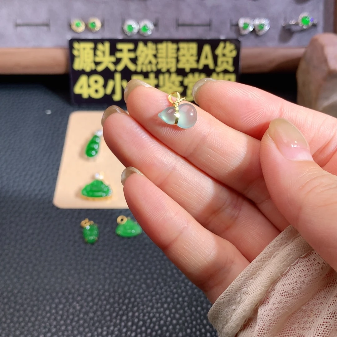 行***娟颈饰18K金镶嵌翡翠葫芦
