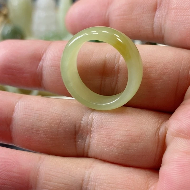 未镶嵌戒圈和田玉