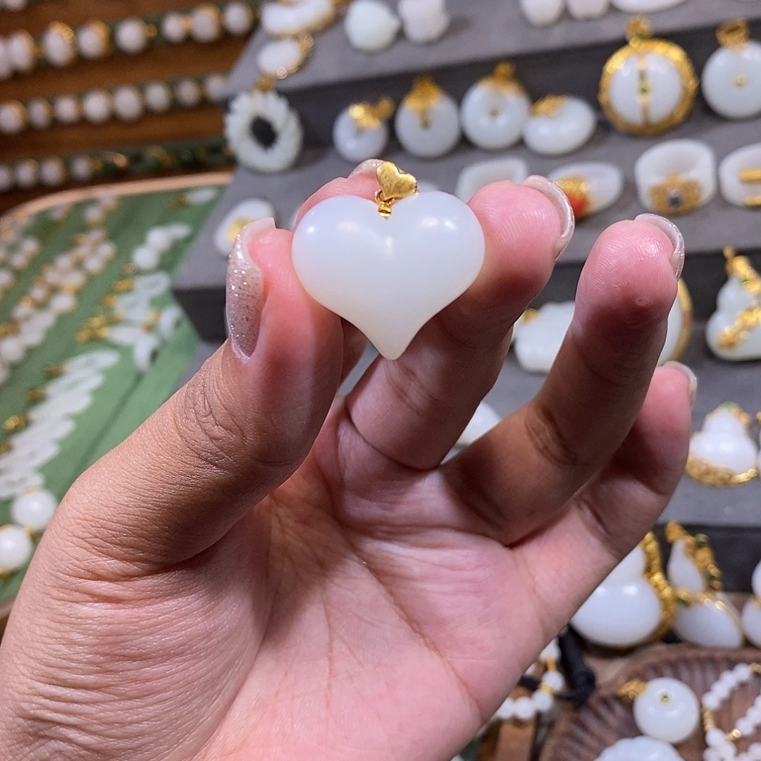 和田玉18K金镶嵌颈饰爱心吊坠