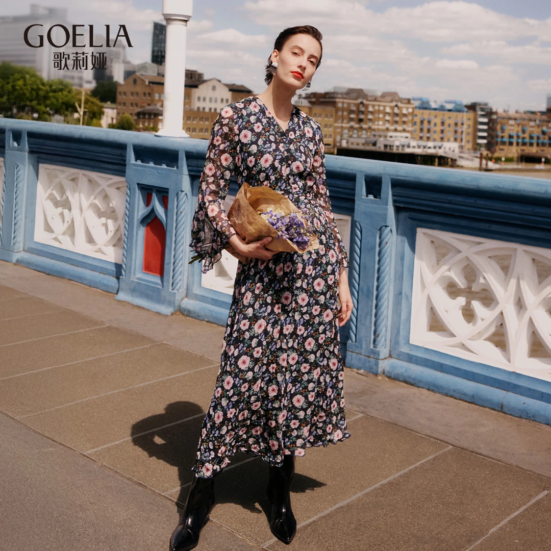 歌莉娅 秋季新品  印花收腰连衣裙配发圈1E8L4K0C0