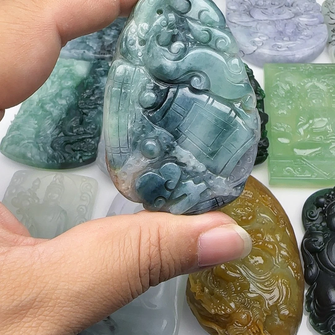 一***根翡翠未镶嵌颈饰翡翠