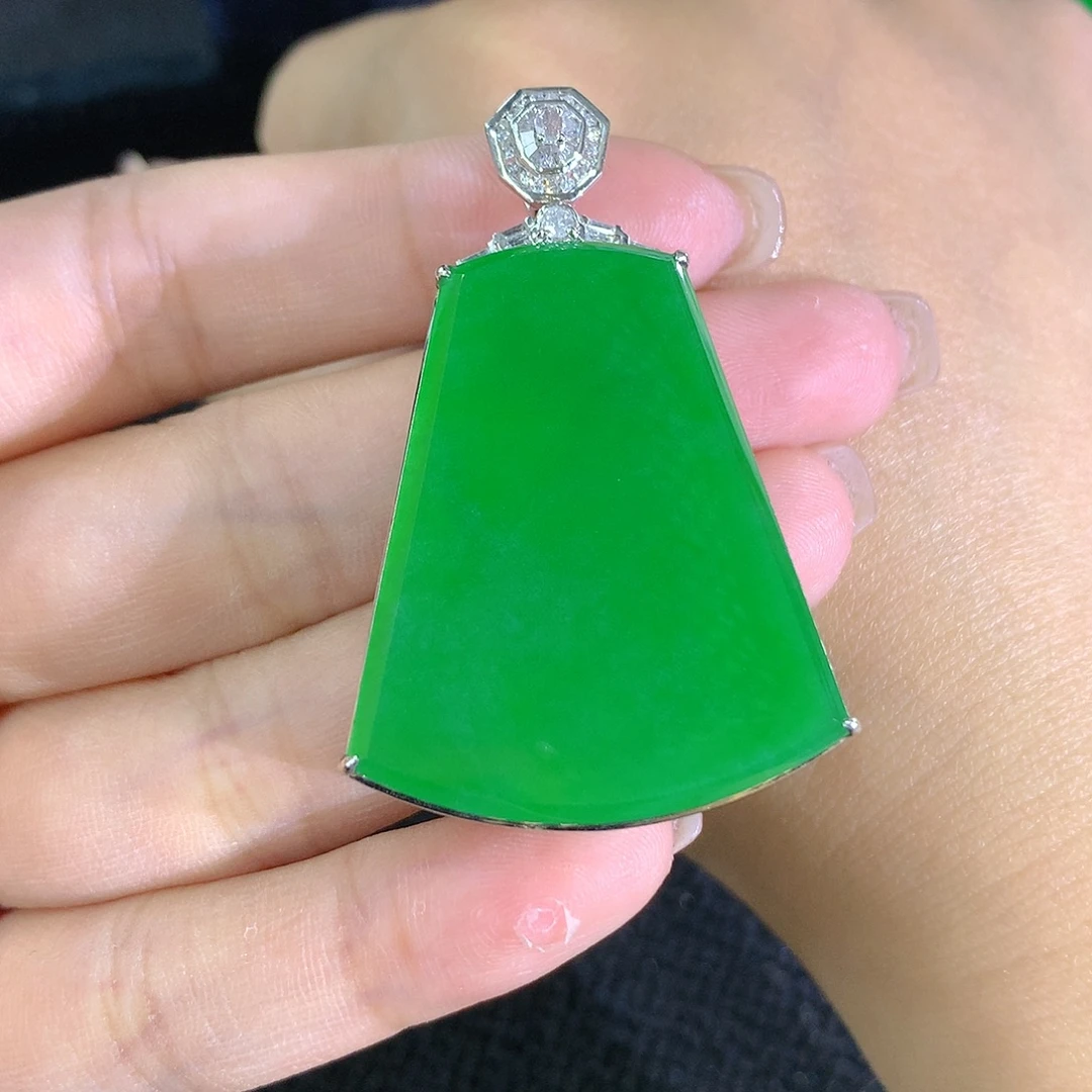 翡翠18K金镶嵌颈饰无事牌