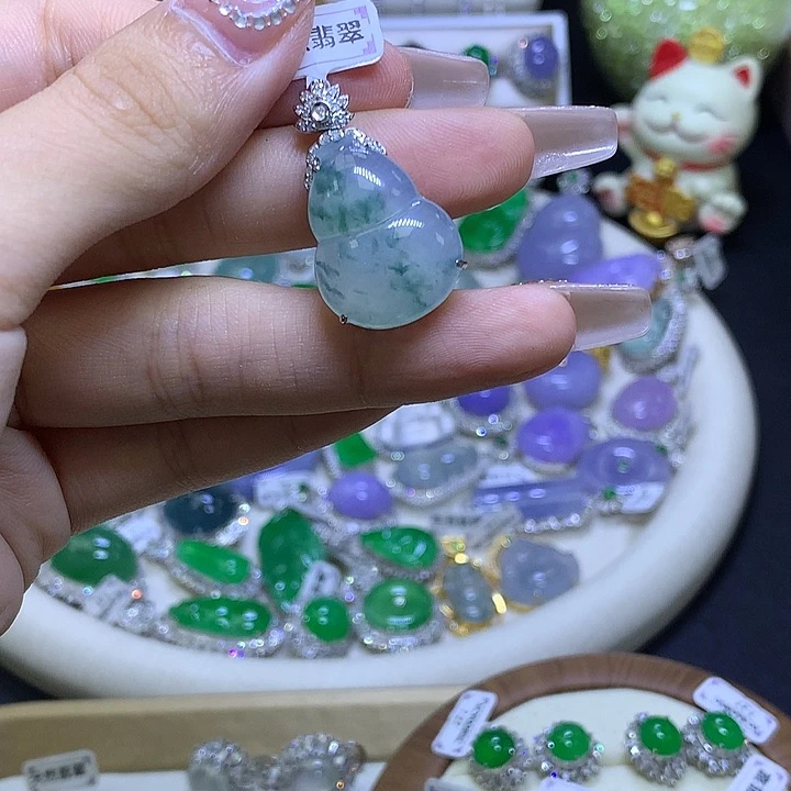 翡翠18K金镶嵌颈饰