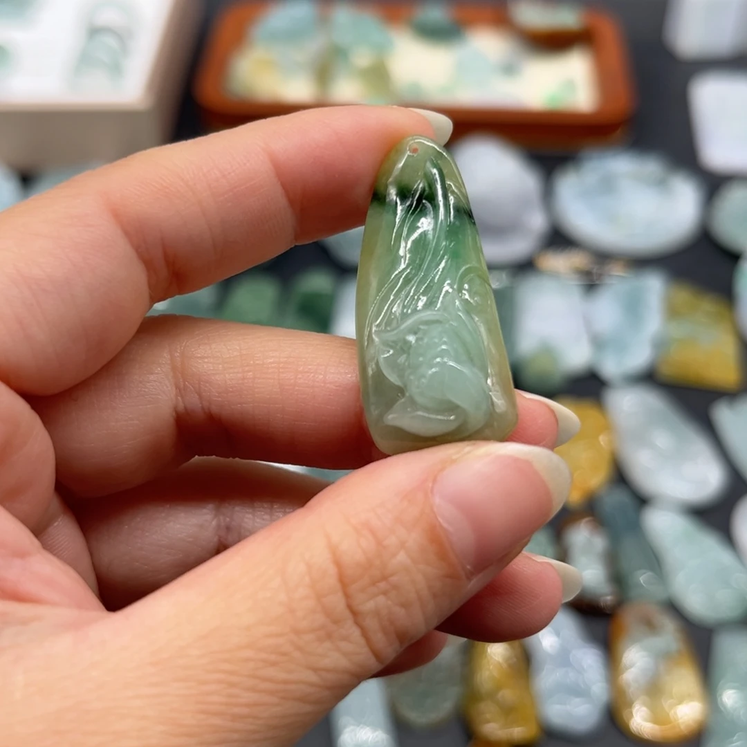 翡翠未镶嵌颈饰莲花鱼