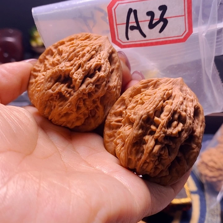 文玩核桃把件原桩虎头