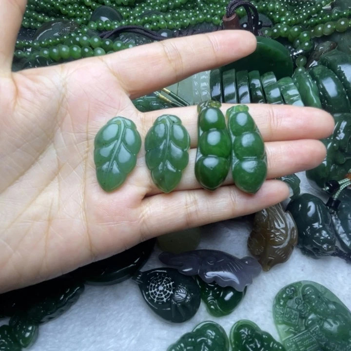 飞***云和田玉未镶嵌颈饰