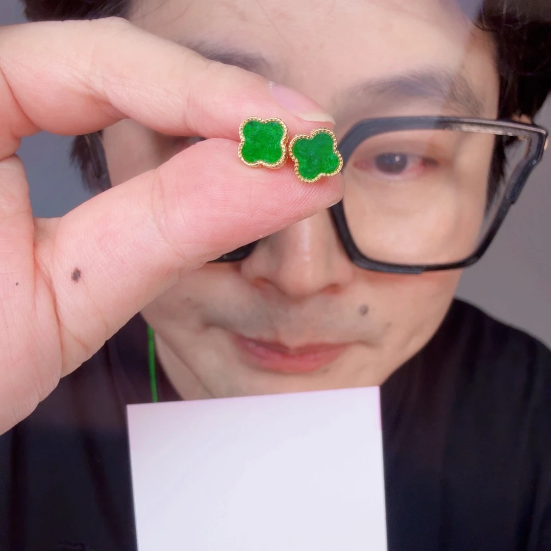 翡翠未镶嵌颈饰一对