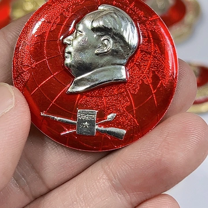 其他普通金属天**客纪念章一个。。