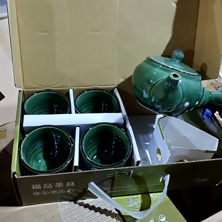瓷片盘子碗茶壶啥都有