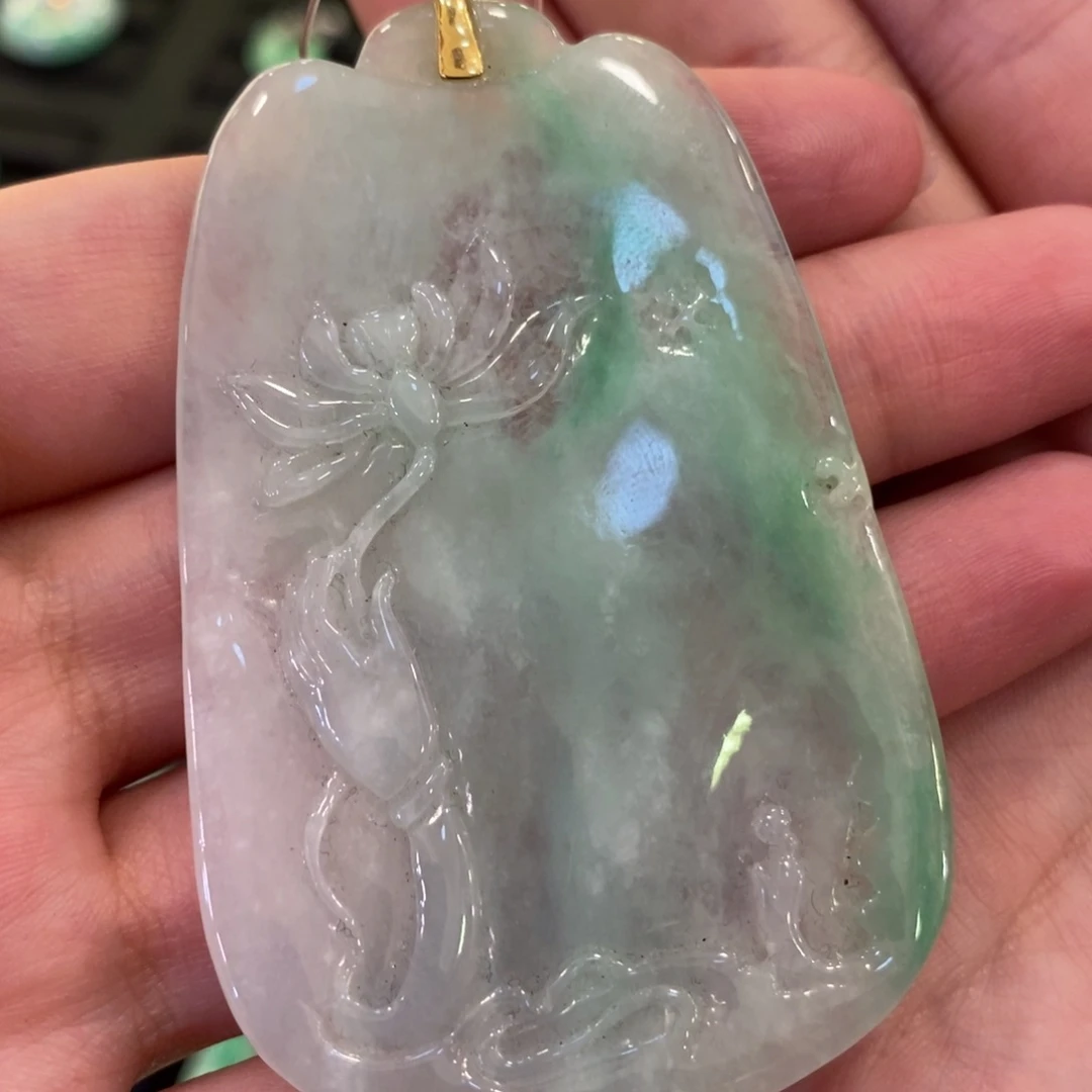翡翠18K金镶嵌颈饰手持莲花花件