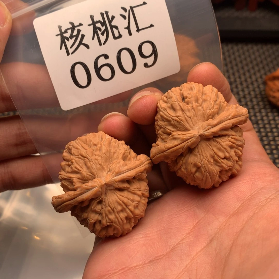 文玩核桃吊坠白狮子42