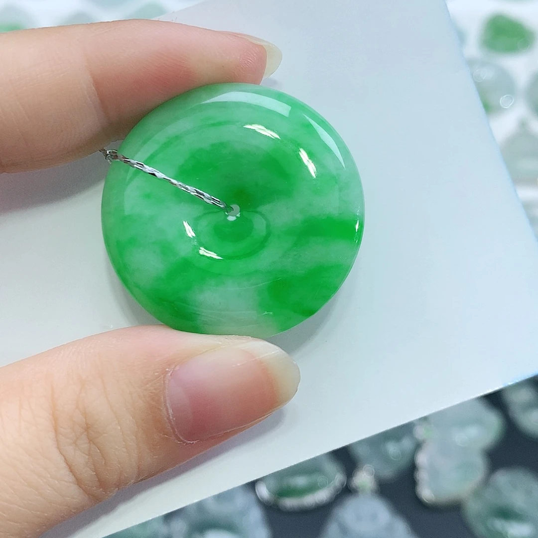 翡翠未镶嵌颈饰平安扣