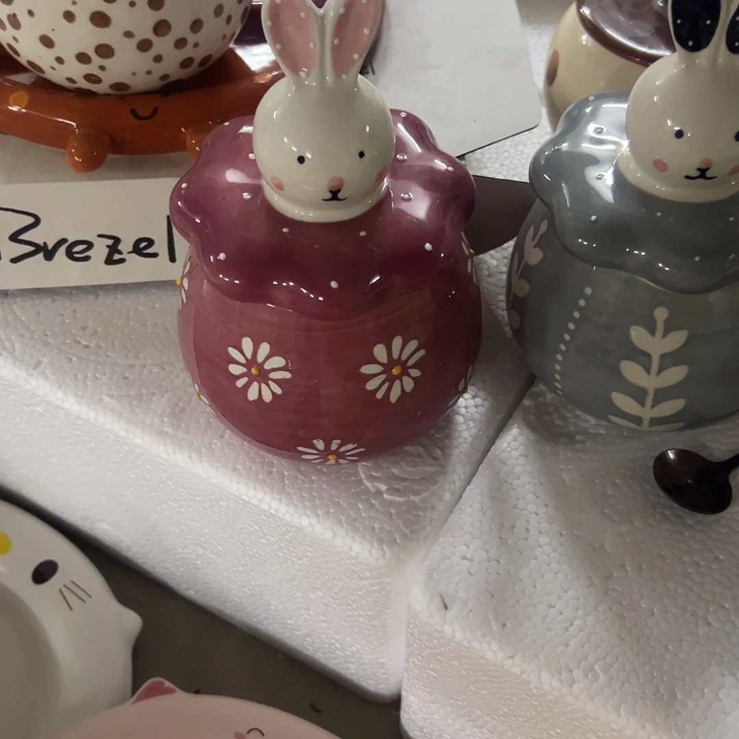 瓷微瑕粉色兔子调料罐一个