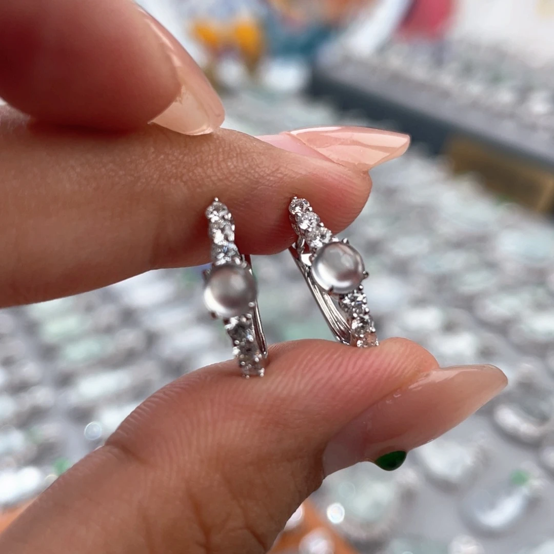 翡翠18K金镶嵌颈饰蛋面耳包