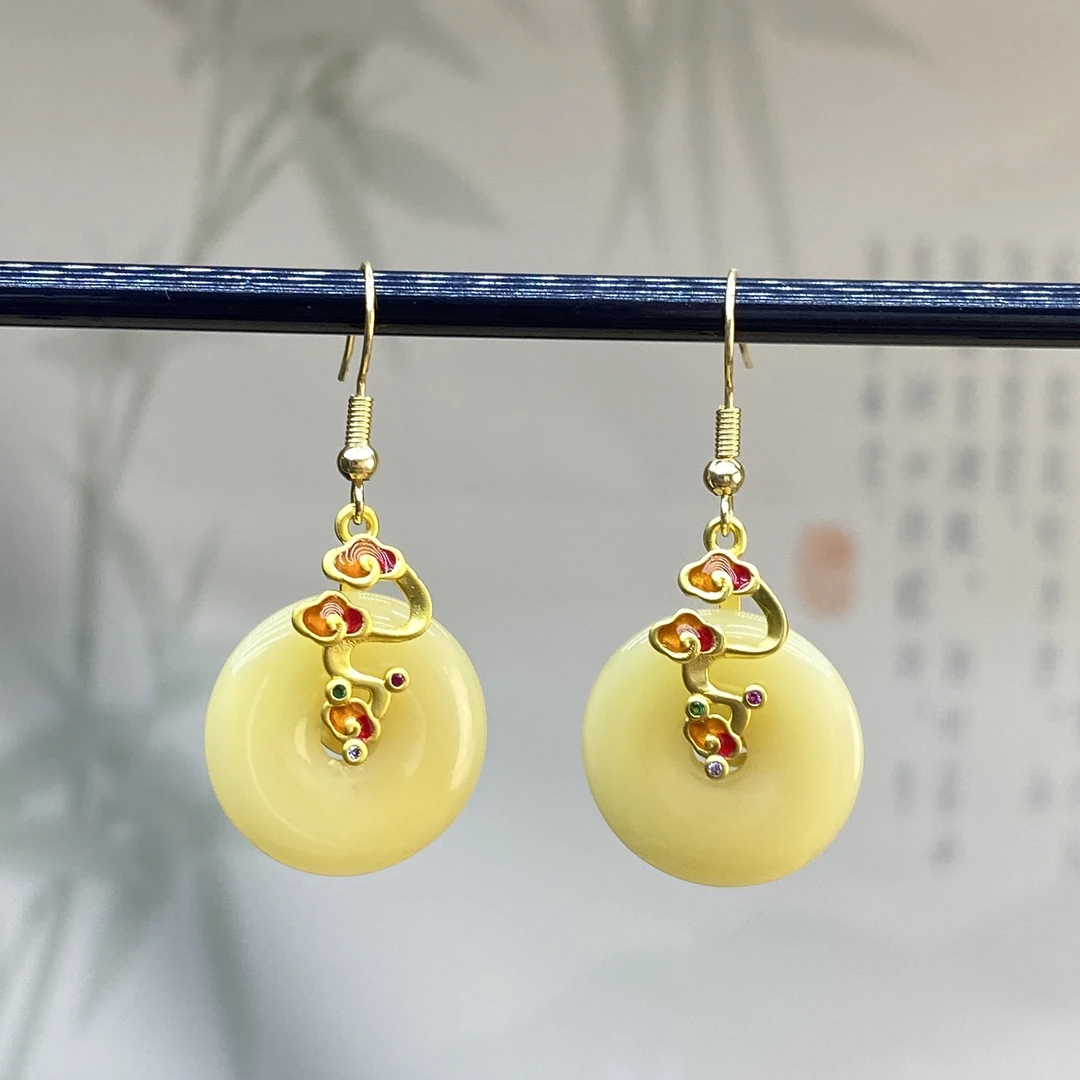 合金耳饰 米黄色平安扣耳坠R55精致原创短款女耳环百搭气质耳钩