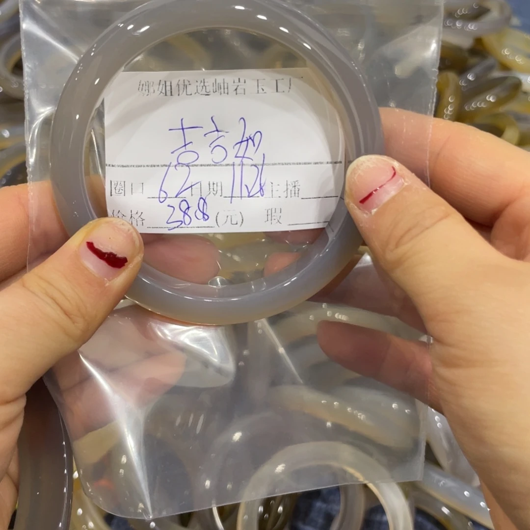 未镶嵌蛇纹石玉颈饰吉***哇