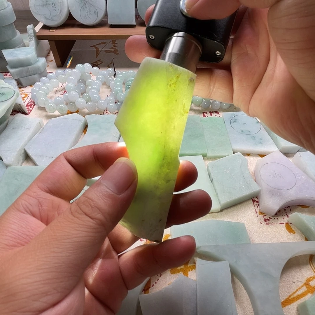 翡翠未镶嵌颈饰缅甸A货翡翠毛料