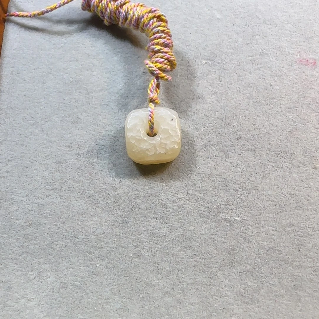 和田玉未镶嵌颈饰糖白扣子