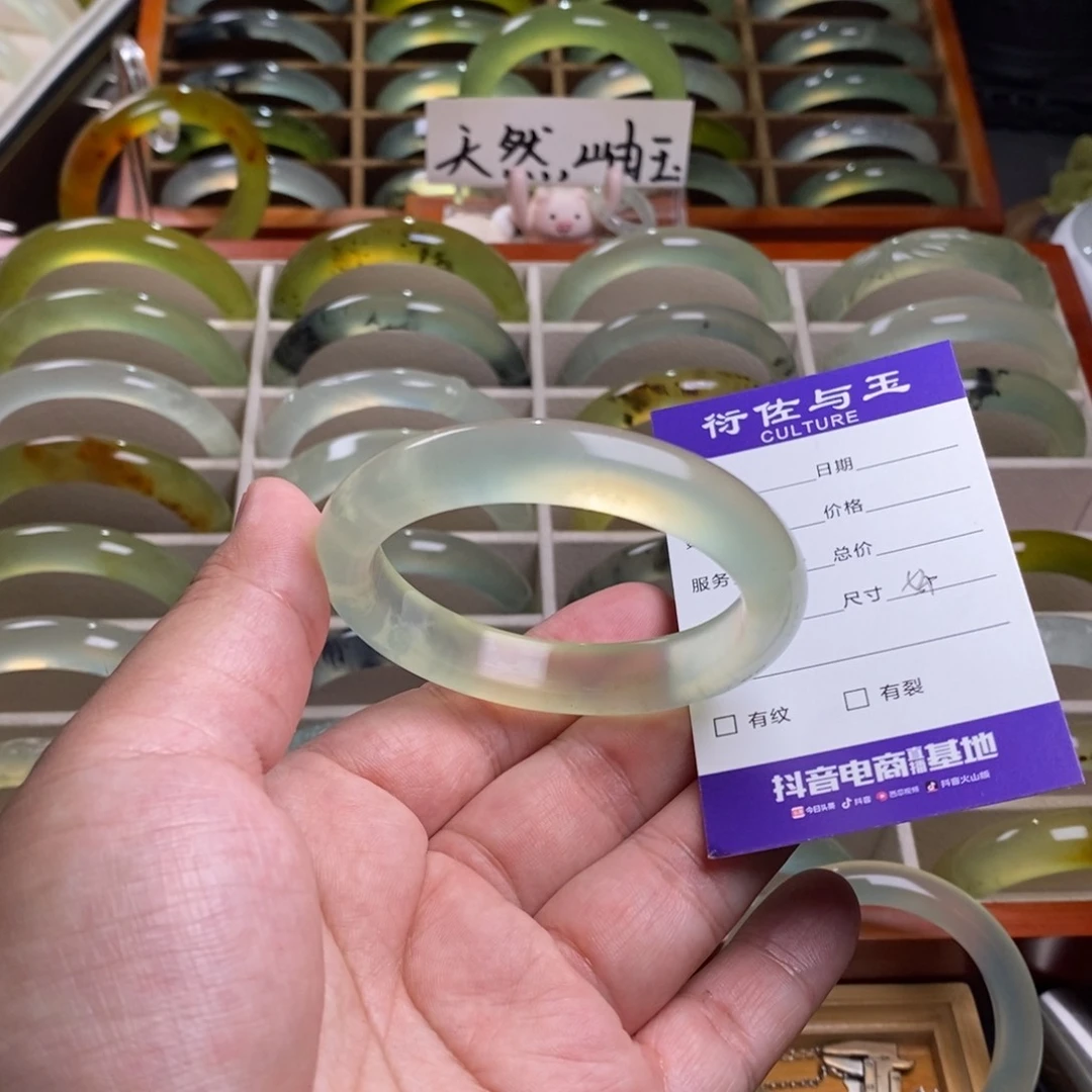 香***。蛇纹石玉未镶嵌手镯