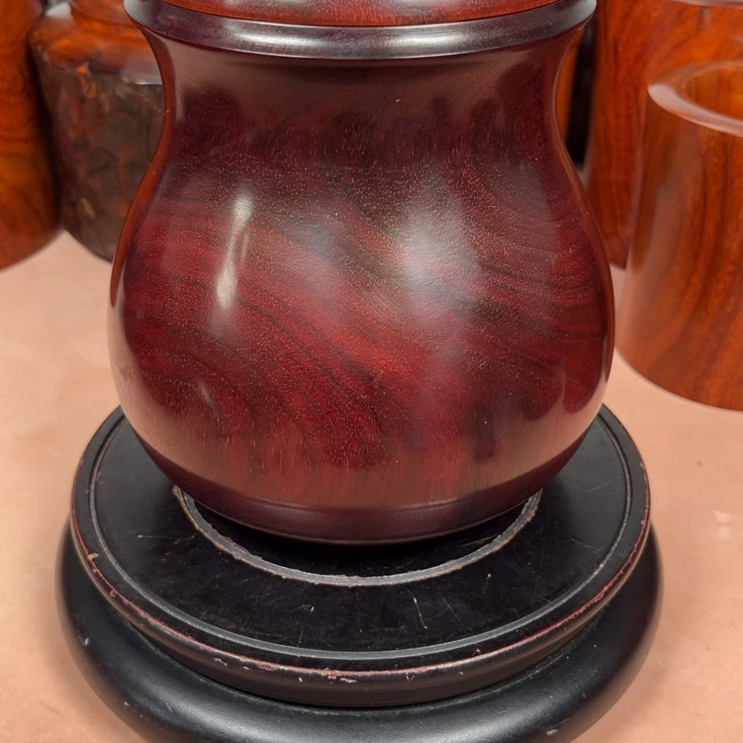 檀香木的*小叶茶叶罐。