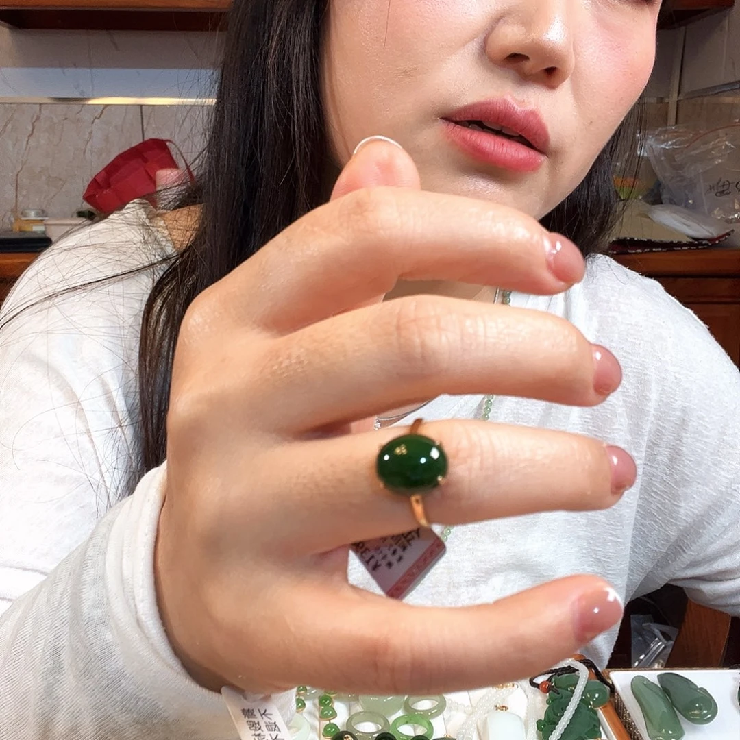 憨***i18K金镶嵌戒指和田玉（碧玉）