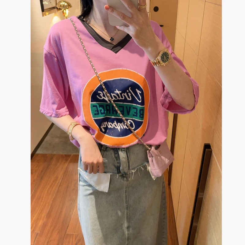 【张静芝】做旧字母徽章撞色V领粉紫T恤