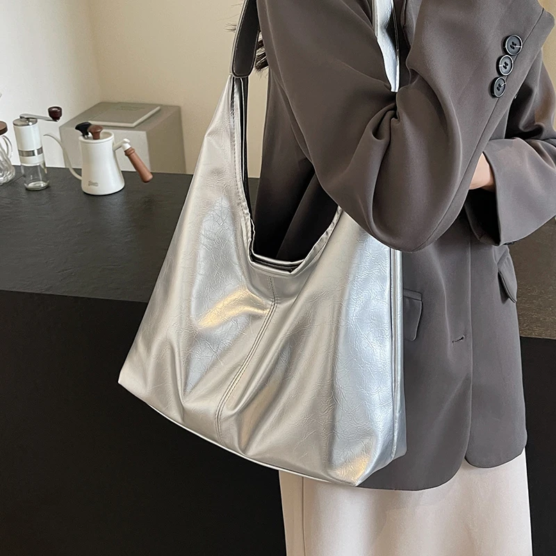 银色包包女大容量2025新款秋季百搭高级感慵懒风单肩包通勤托特包