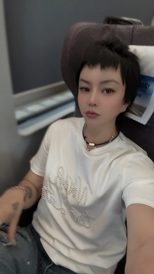 【济州岛】小众设计钉珠圆领短袖T
