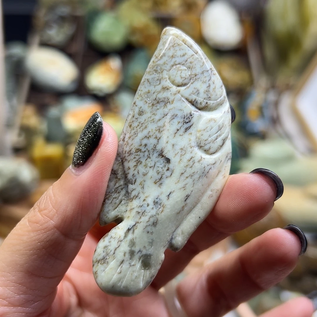 颈饰未镶嵌岫岩河磨玉（透闪石质玉）河磨玉浆皮鱼