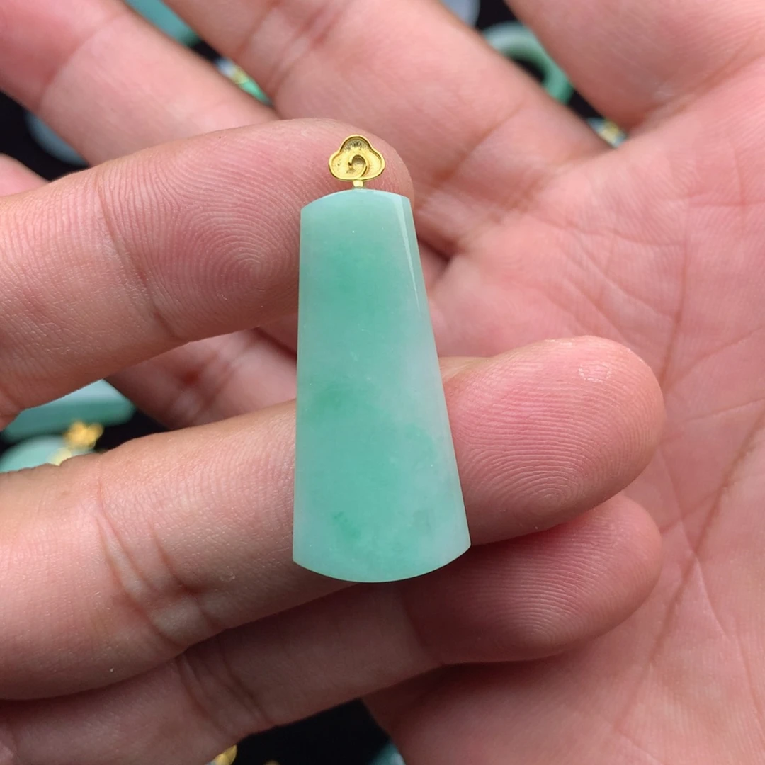 翡翠18K金镶嵌颈饰无事牌