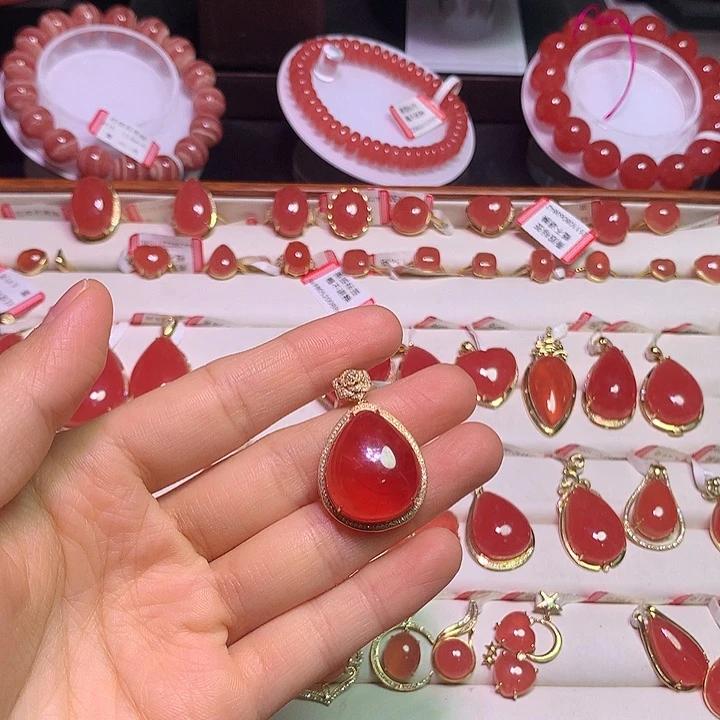 18K金镶嵌菱锰矿（红纹石）颈饰
