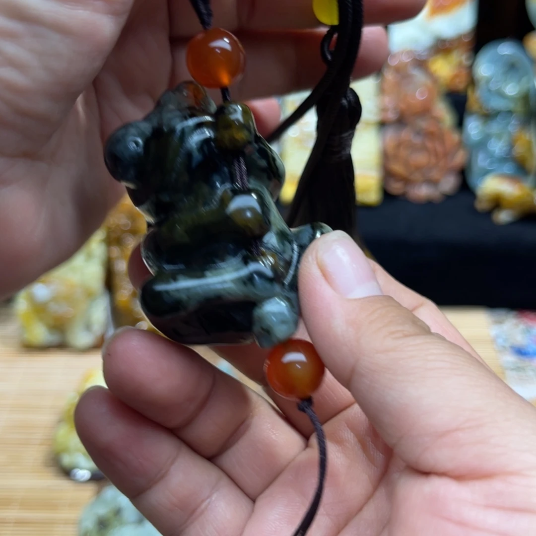 蛇纹石玉未镶嵌颈饰