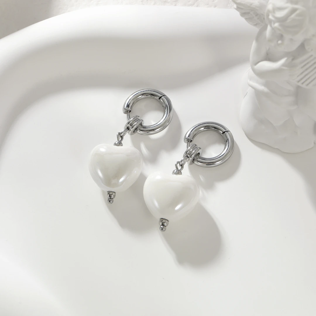 不锈钢耳饰 白色小众高级爱心耳环立体桃心ins复古显白耳钉耳饰