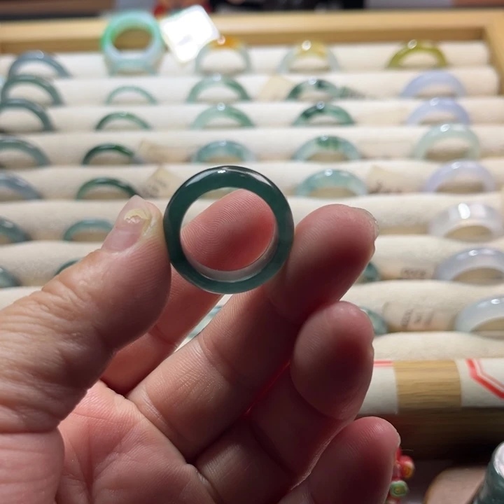 翡翠未镶嵌戒指蓝水