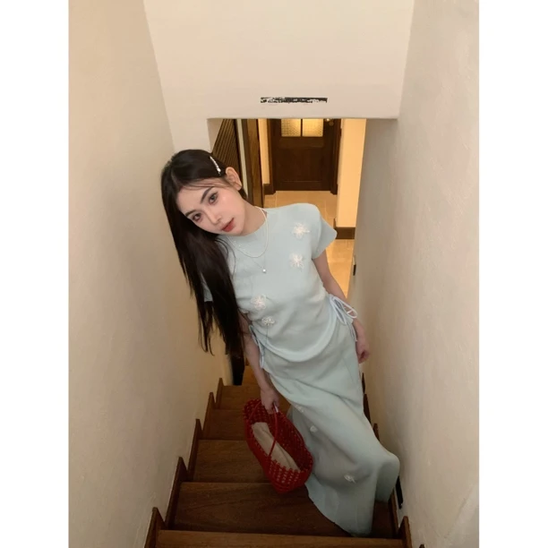 赵小小【漫画身材】立体花朵浅蓝色T恤设计感小众上衣气质B-96022