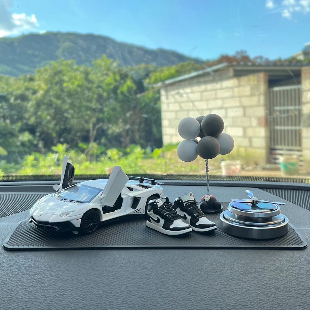 2025年车内饰品摆件公仔车上中控汽车车载男女装饰创意网红创意