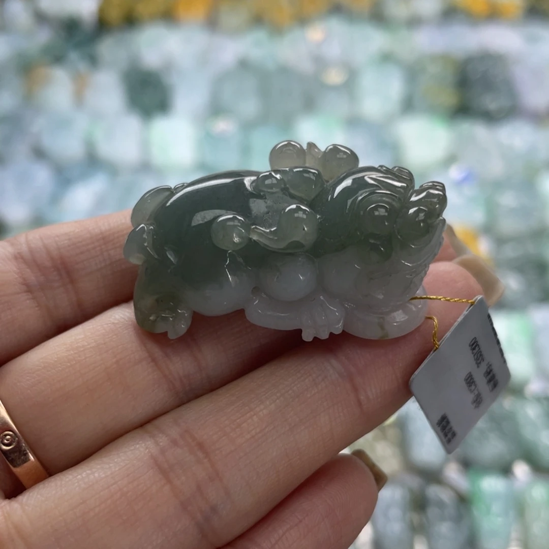 翡翠未镶嵌颈饰貔貅